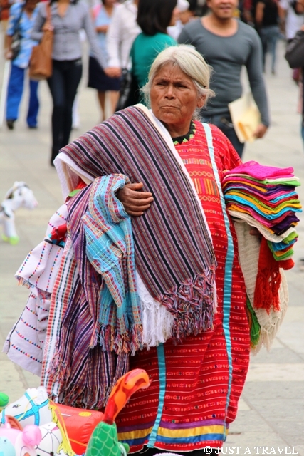 Indianka z Oaxaca sprzedająca szale