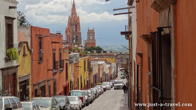 Malownicza uliczka w San Miguel de Allende